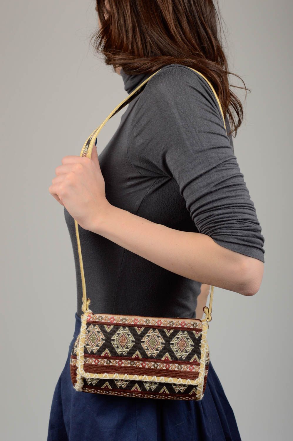 Damen Umhängetasche handgeschaffen Tasche aus Stoff schöne Designer Tasche foto 2