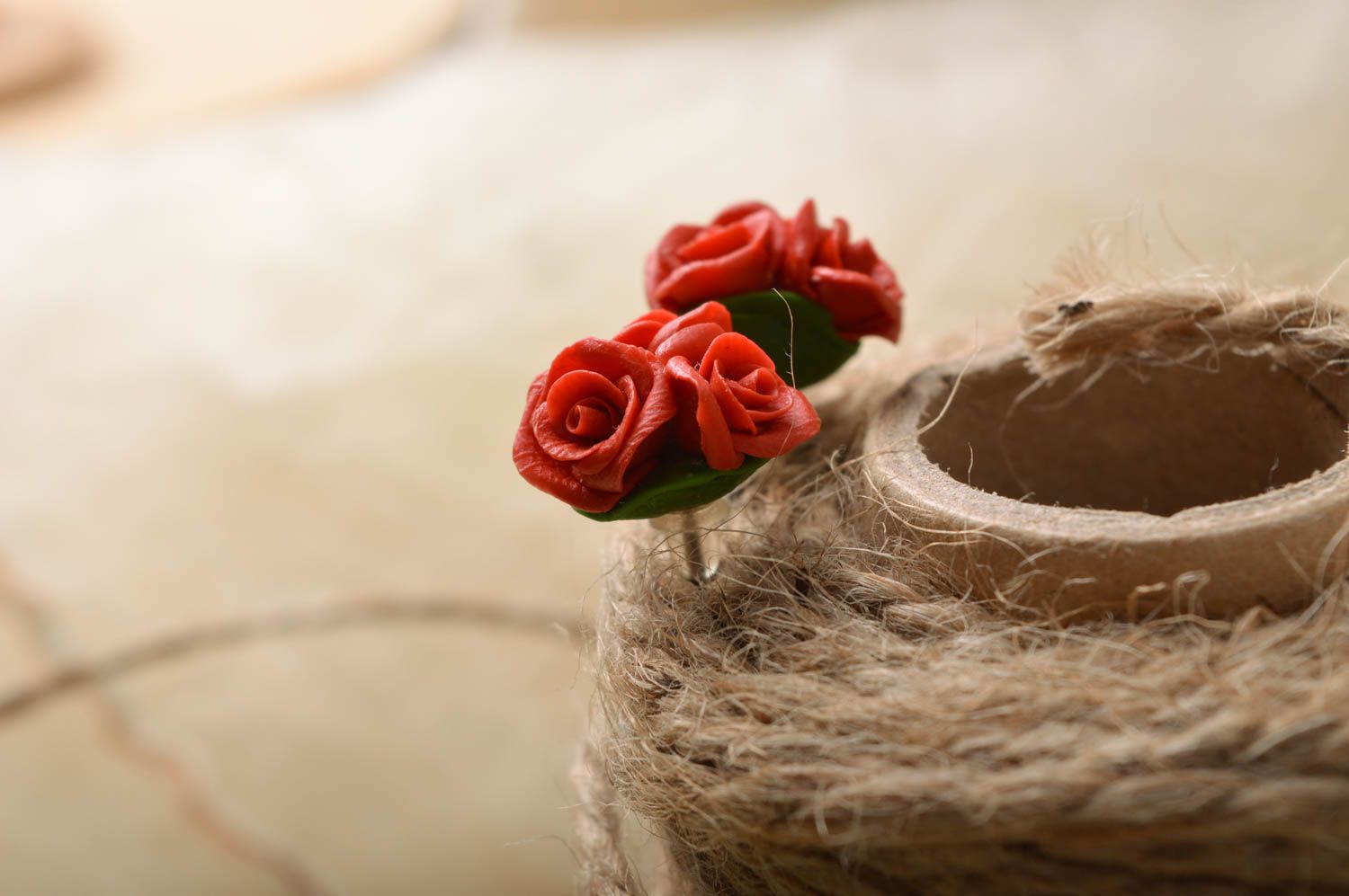 Kleine romantische keramische Ohrstecker in Form von Blumen für elegante Frauen foto 1