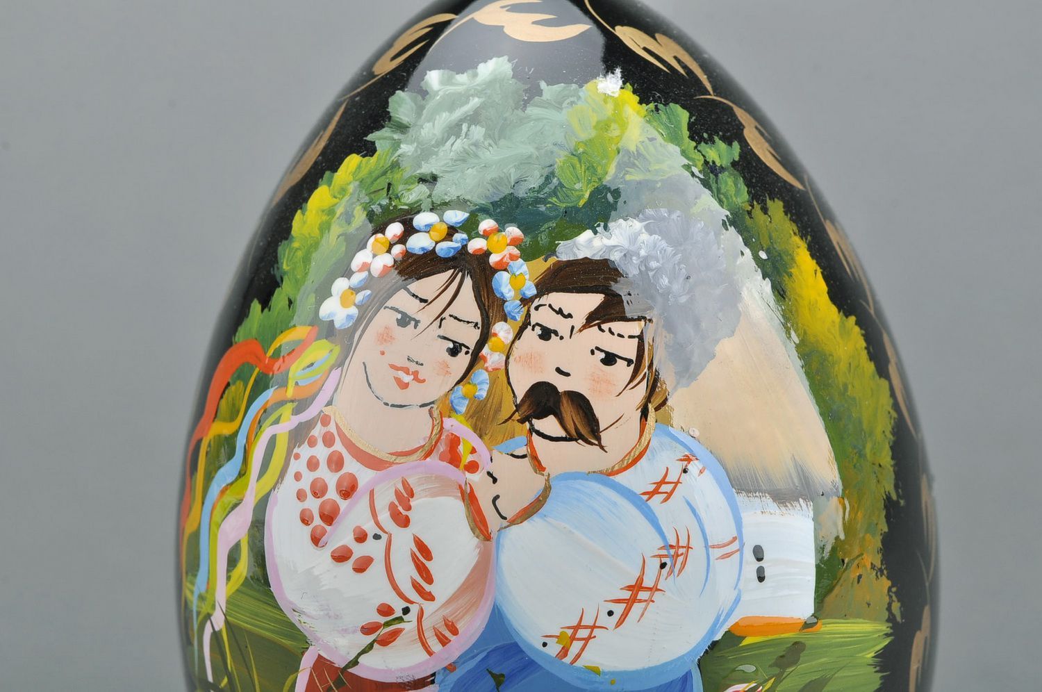 Декоративное яйцо на подставке Украинская пара фото 3