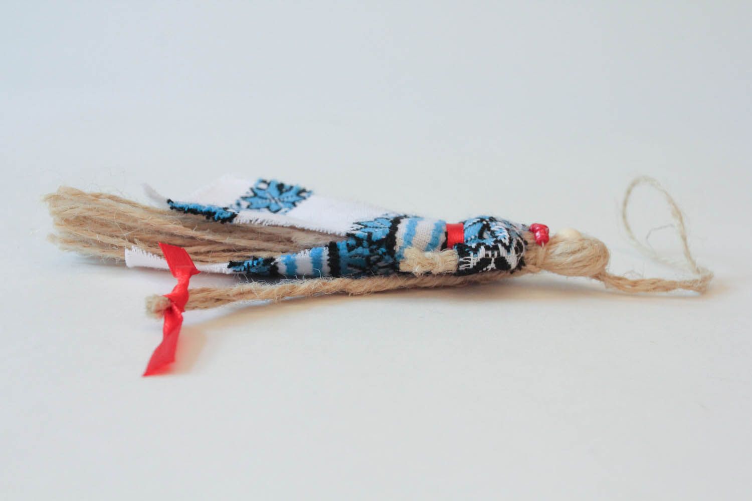 Boneca étnica protectora feita à mão de tecidos naturais foto 4