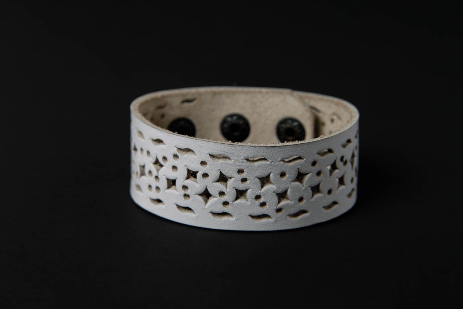 Bracelet cuir Bijou fait main blanc large ajouré Accessoire design original photo 3