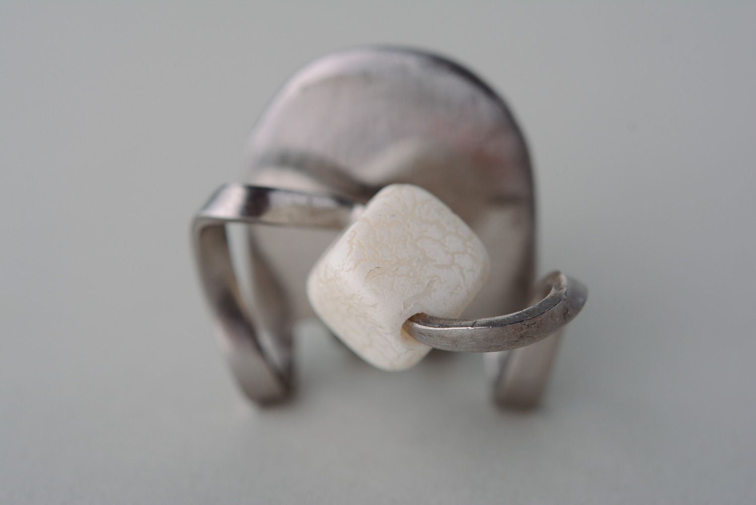 Металлическое кольцо с искусственным камнем фото 3