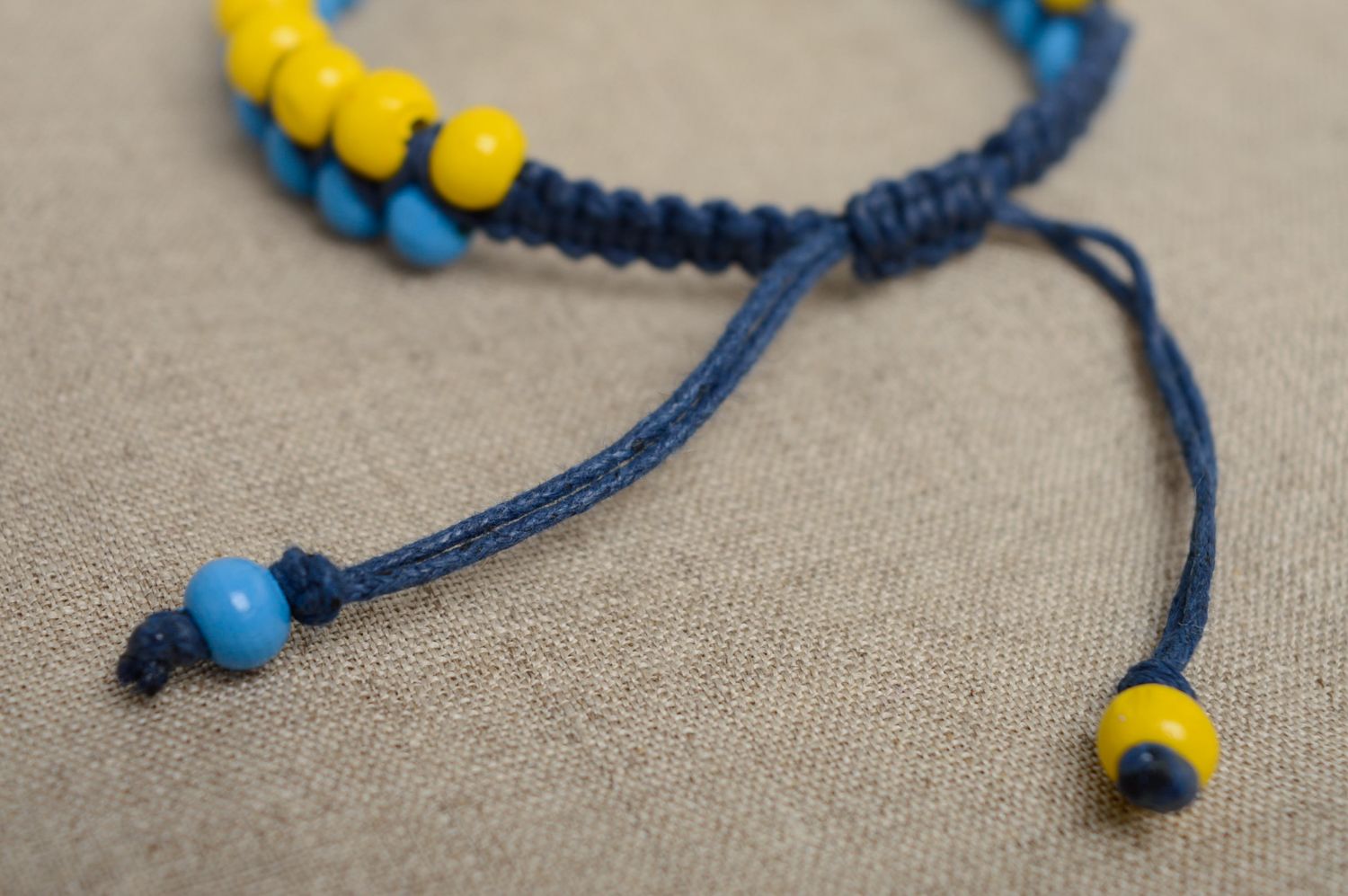 Bracelet technique macramé en perles de bois et lacet ciré fait main bleu-jaune photo 4