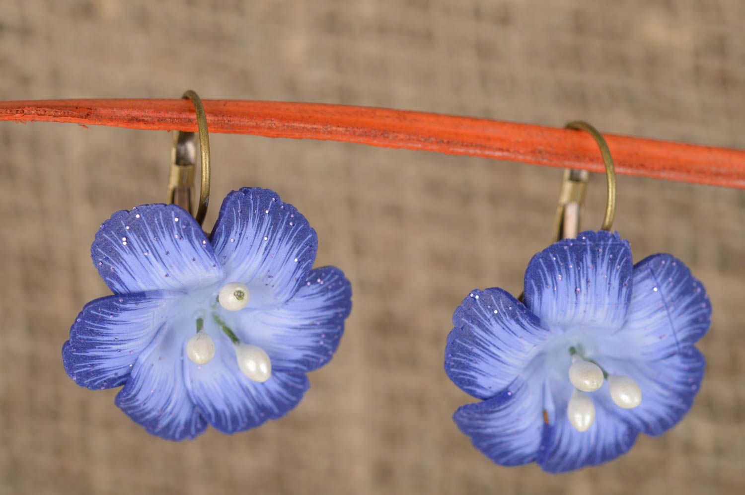 Серьги цветы из полимерной глины синие с тычинками крупные ручной работы фото 1