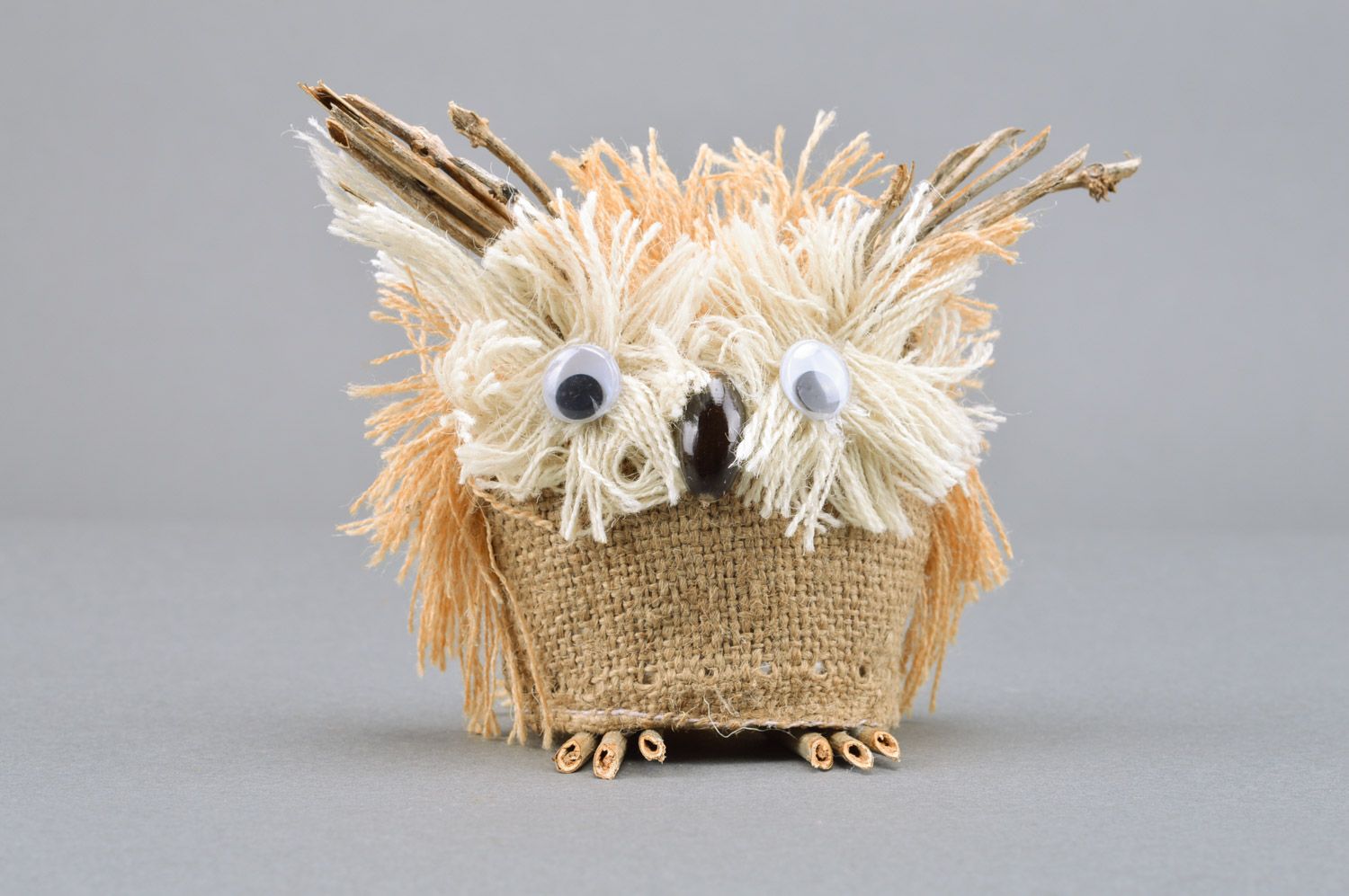 Figura hecha a mano lechuza decorativa de harpillera y lana  foto 4