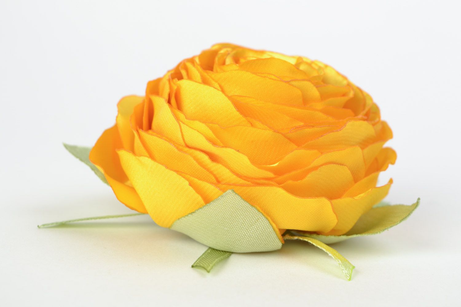Текстильная брошь заколка из атласа ручной работы желтая в виде розы нарядная фото 5