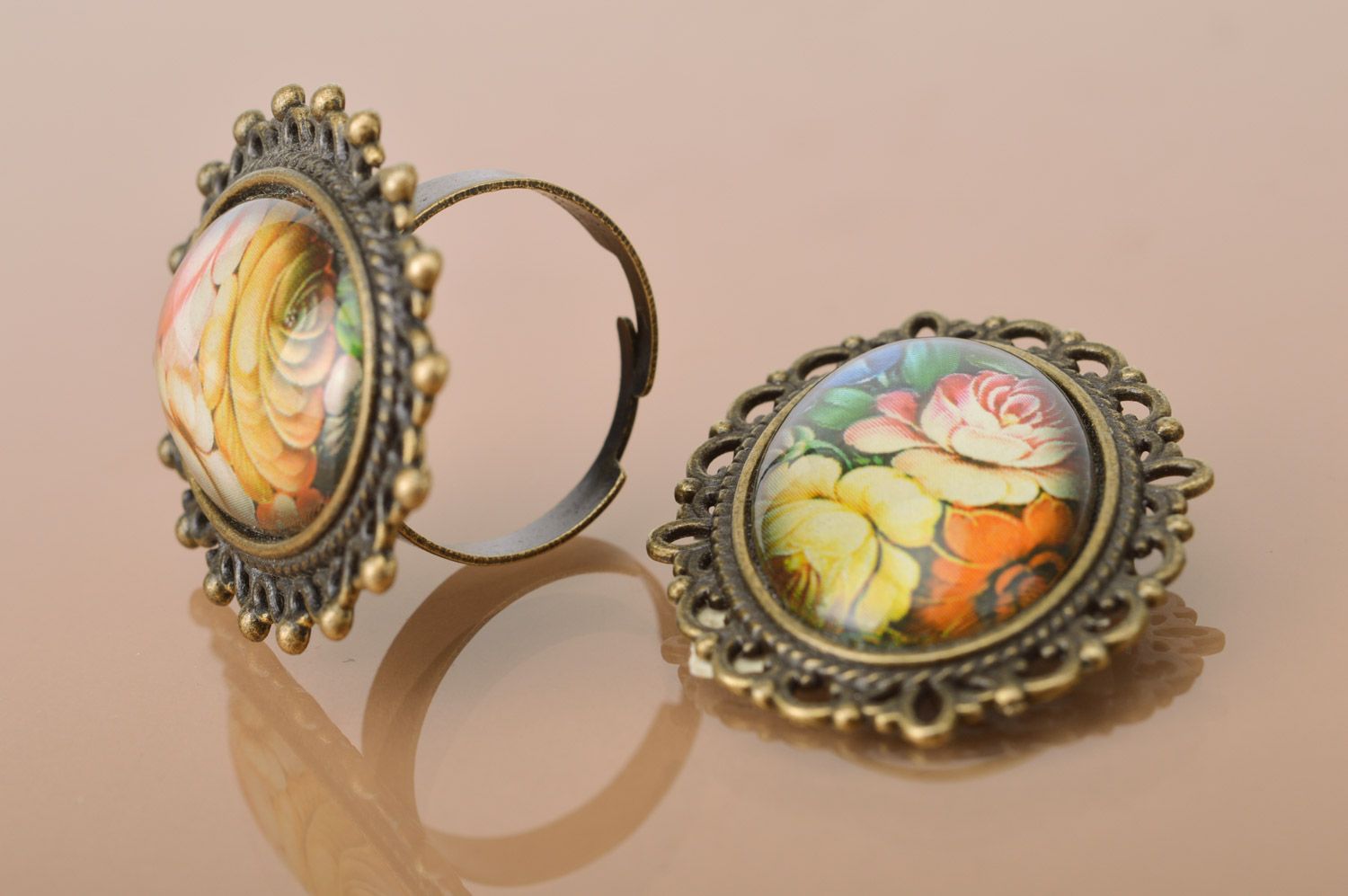 Conjunto de accesorios en estilo vintage broche y anillo de metal y  cristal hechos a mano foto 2