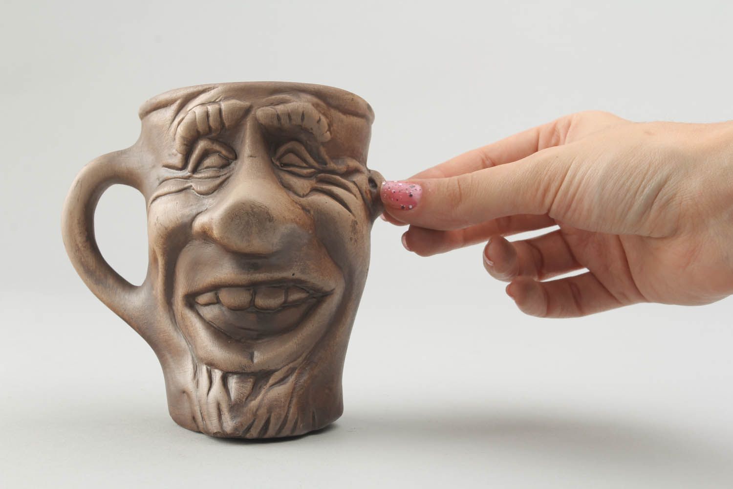 Laughing man's shape clay cup with handle photo 2