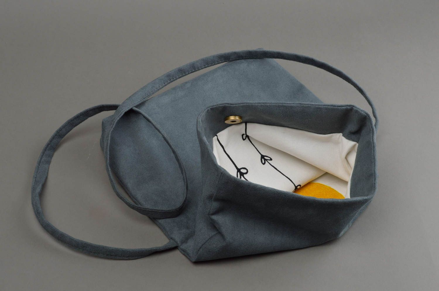 Petit sac pour femme en suède artificiel fait main pliable accessoire gris fumé photo 3