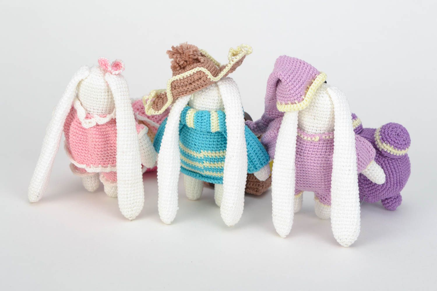 Набор мягких вязаных игрушек зайцы три штуки разноцветные красивые ручная работа фото 4