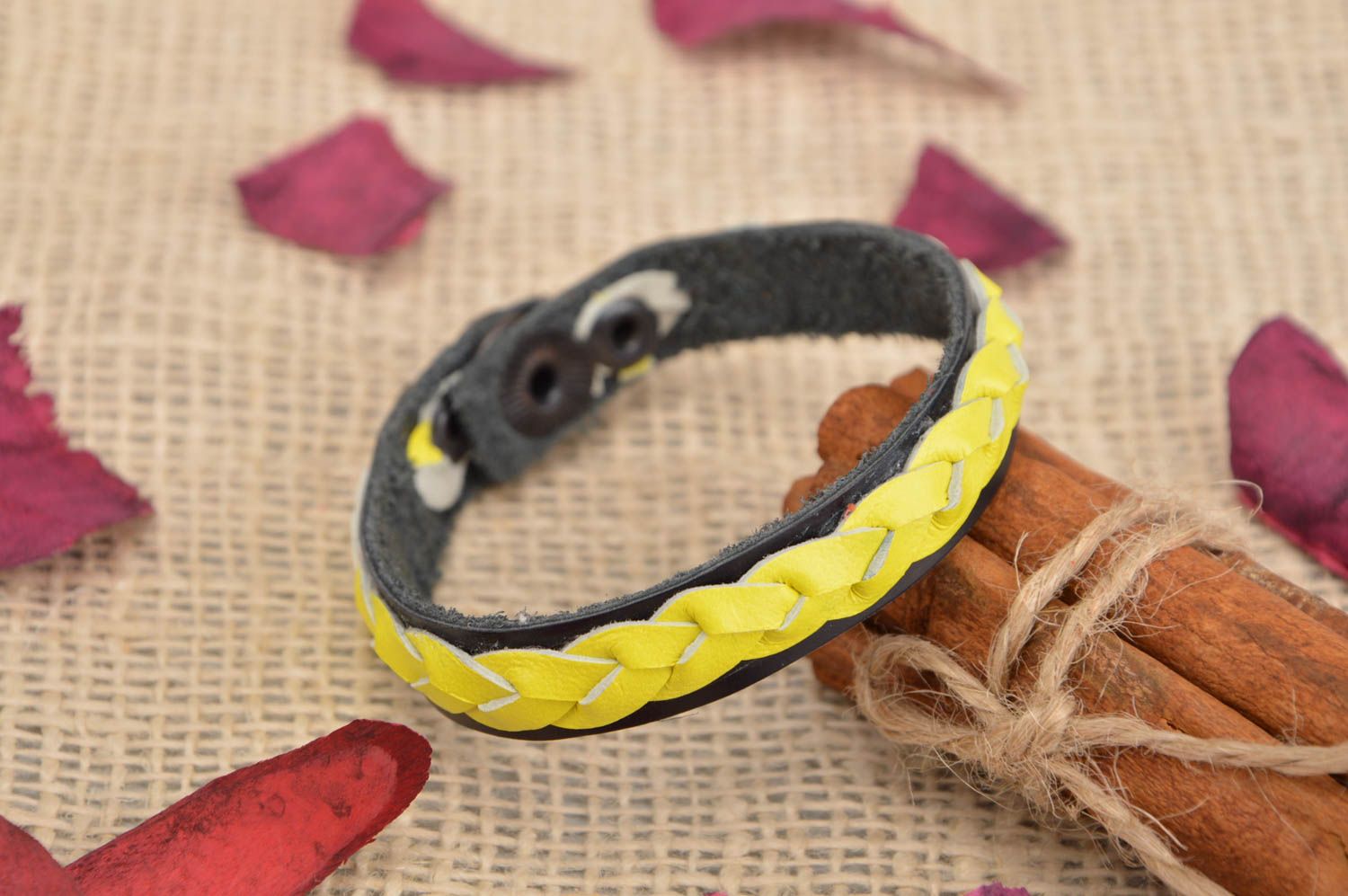 Яркий оригинальный браслет из натуральной кожи ручной работы черный с желтым фото 1