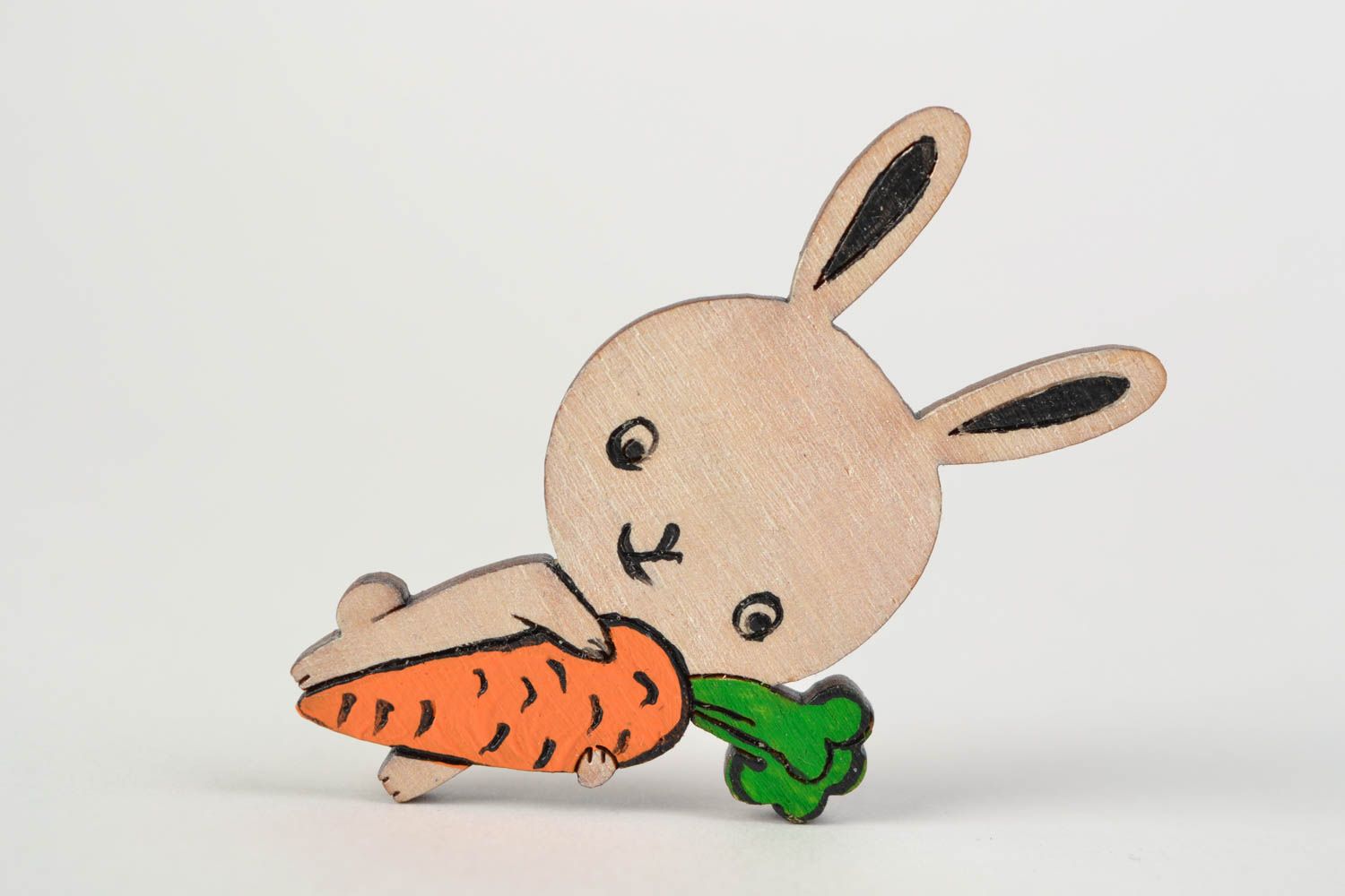 Смешная брошь из дерева в виде зайца с морковкой расписанная акриловыми красками  фото 1