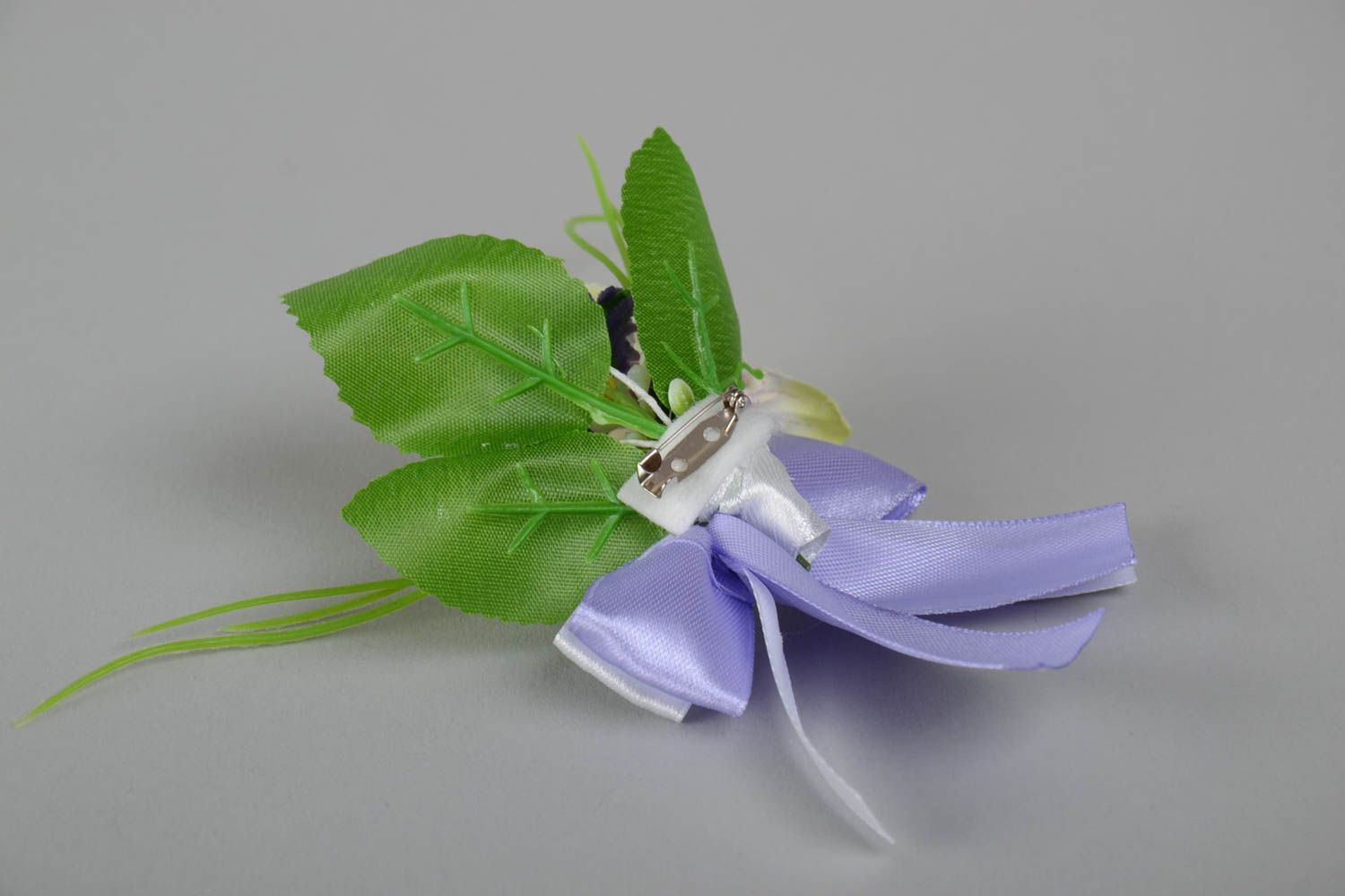 Бутоньерка для жениха ручной работы красивая с цветами и атласом на булавке фото 3