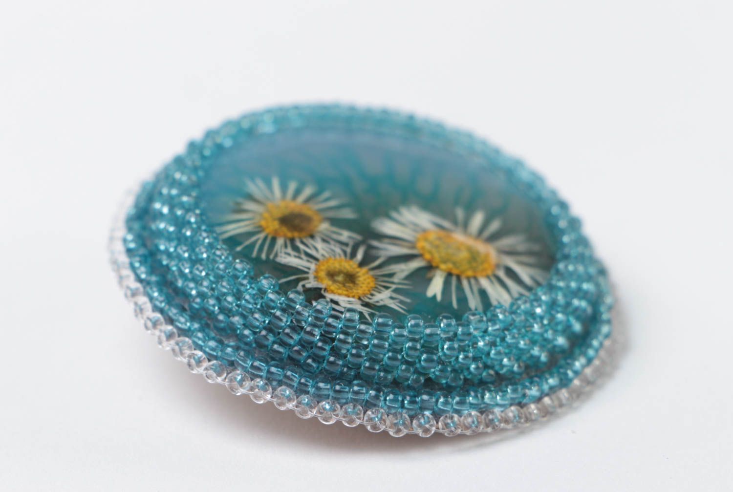 Broche artesanal redondo con ágata flores naturales y abalorios de color azul foto 3