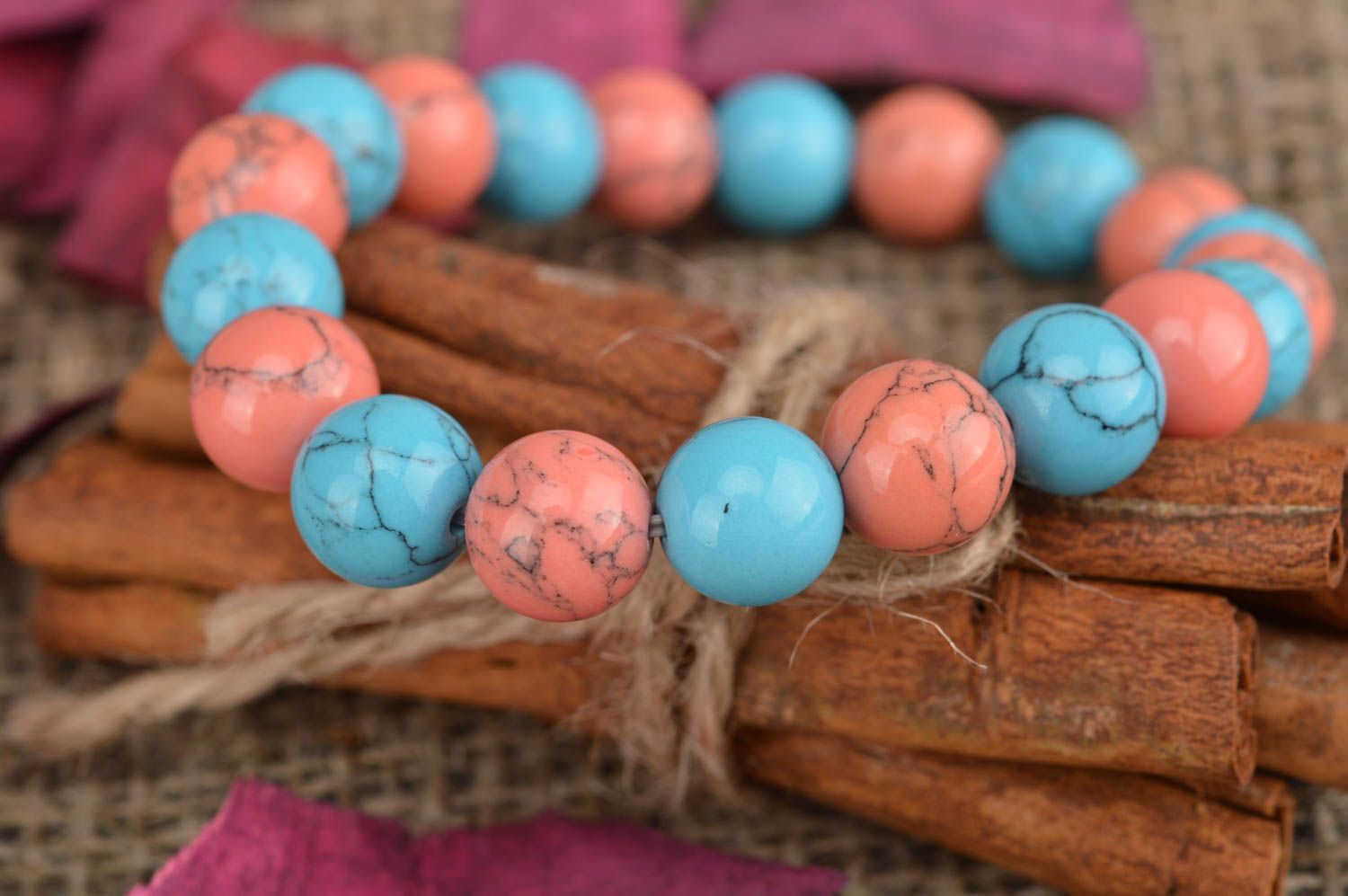 Bracelet en perles fantaisie roses et bleu clair imitant les pierres fait main  photo 1