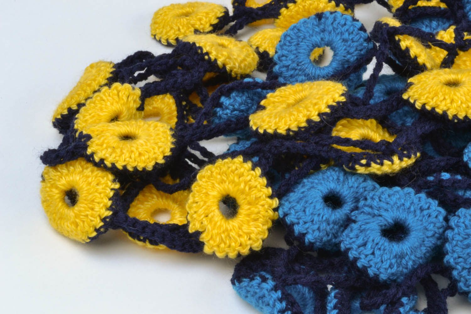 Écharpe ajourée bleu et jaune tricot faite main photo 3