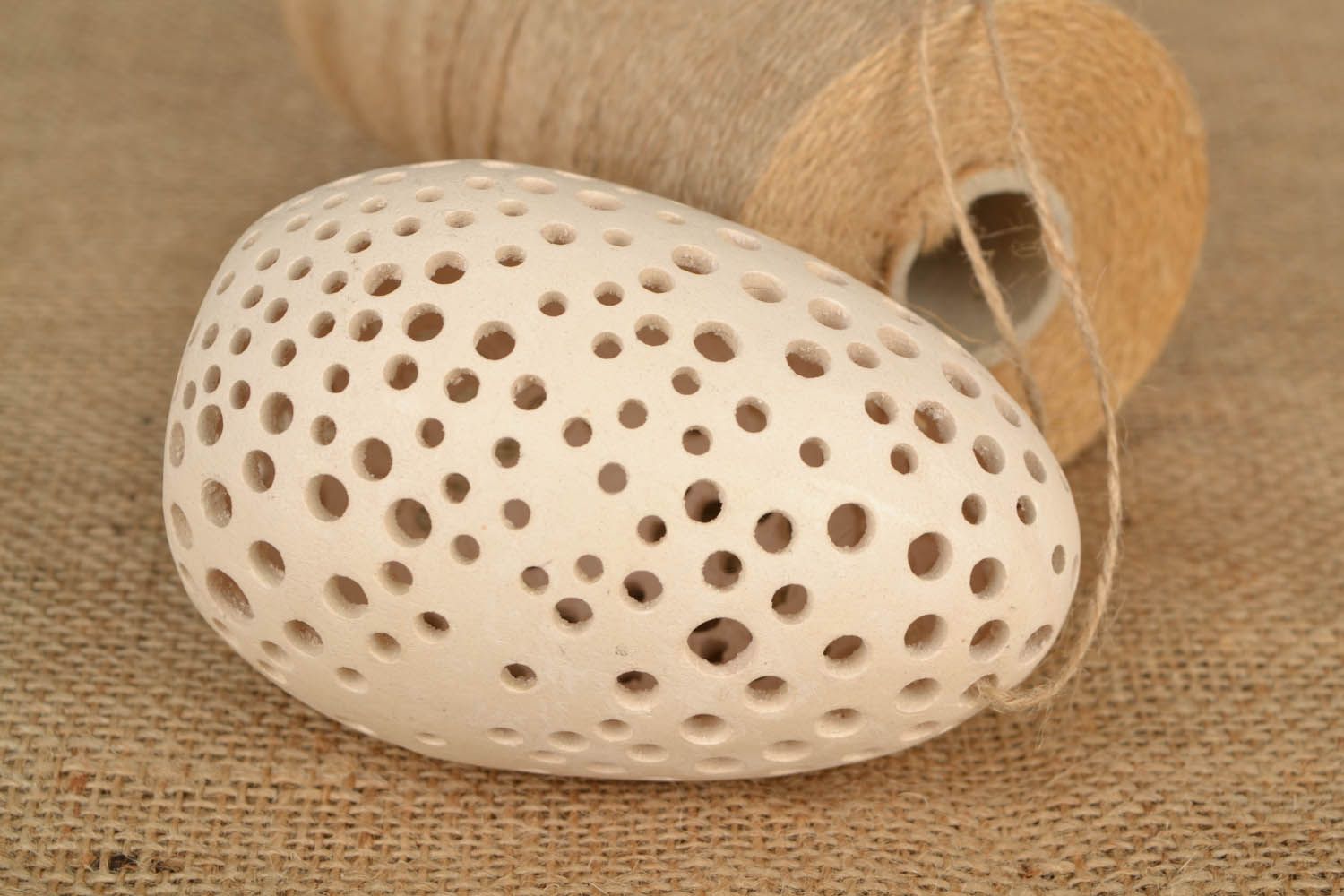 White ceramic egg photo 1