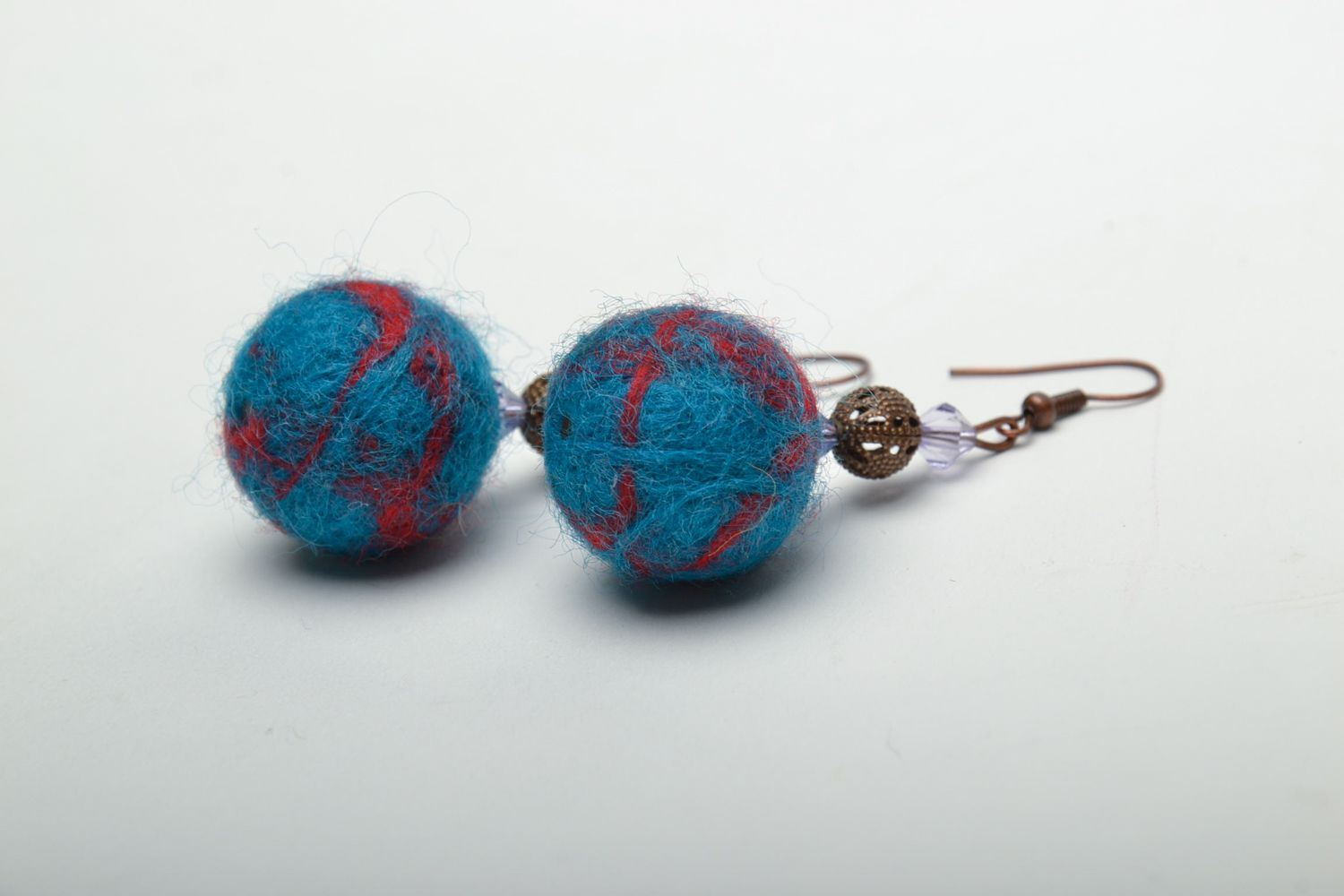 Boucles d'oreilles boules en laine feutrée bleues faites main photo 4