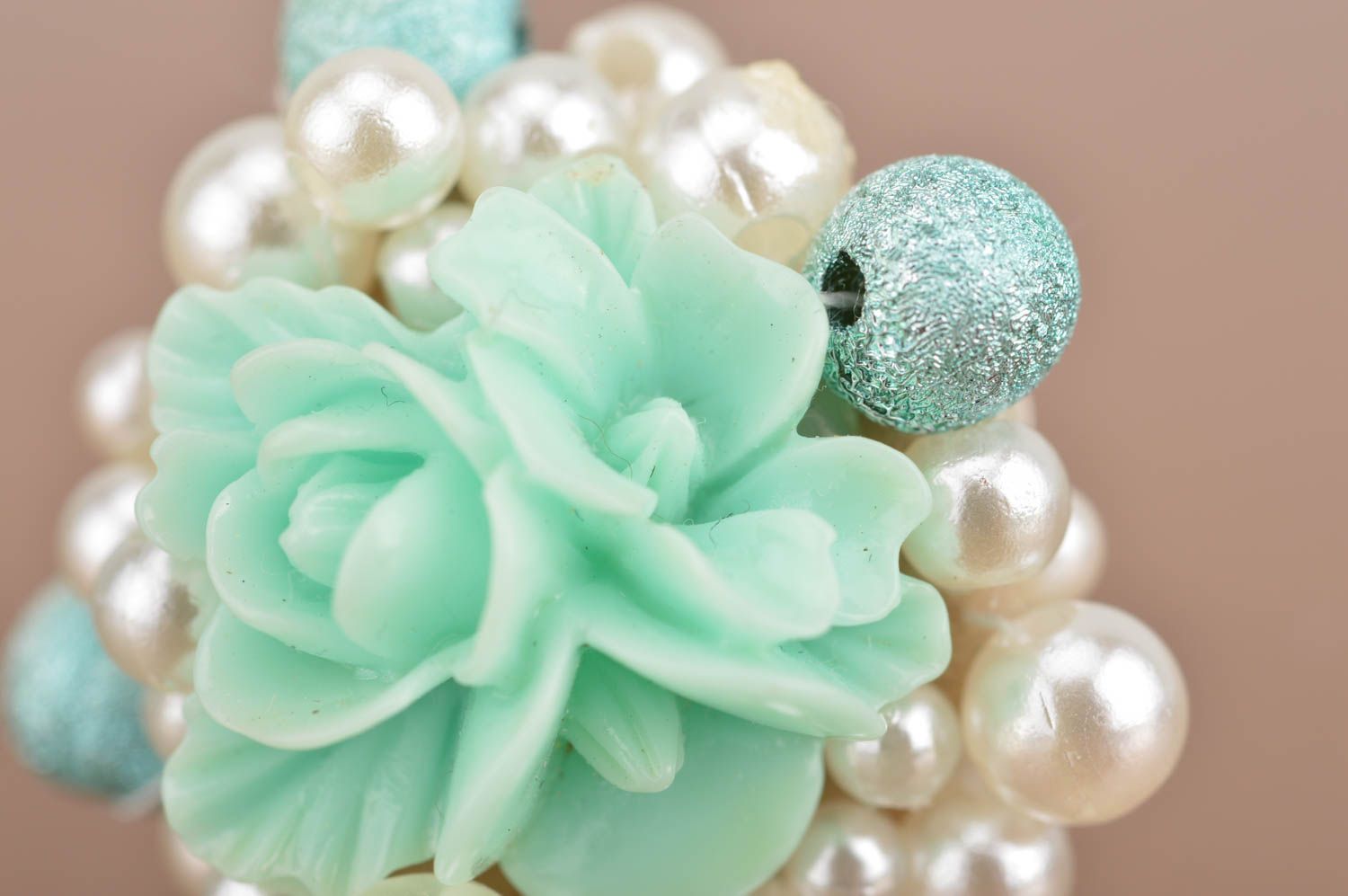 Bague en perles fantaisie et perles de rocaille avec roses menthe faite main photo 4