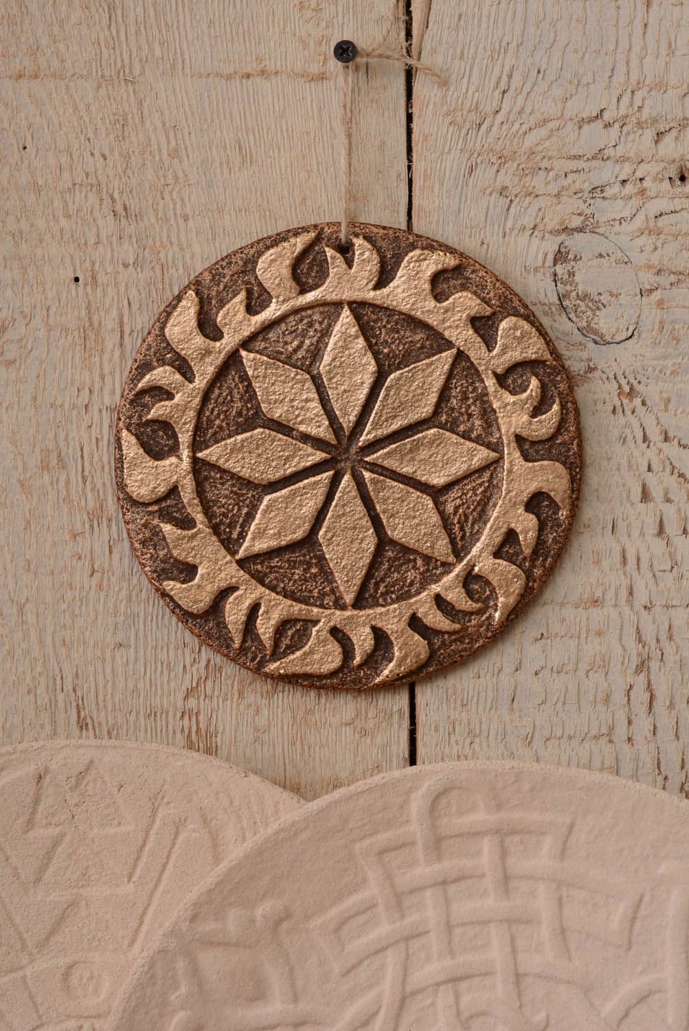 Prato decorativo de argila feito à mão para decoração da parede em estilo étnico Alatyr foto 3