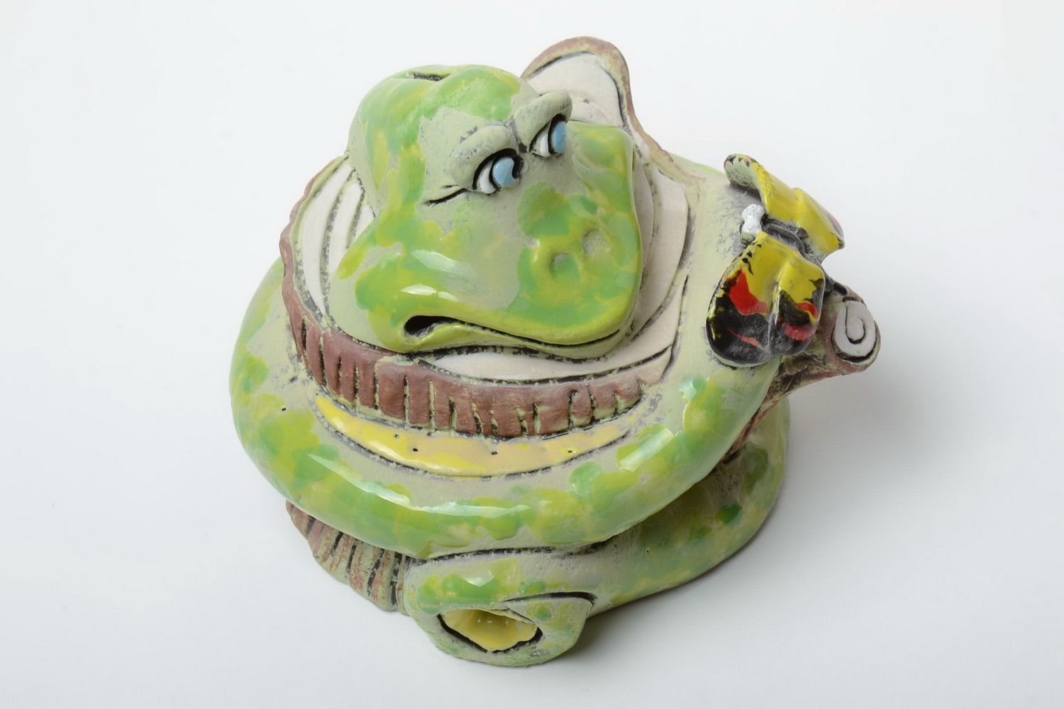 Tirelire d'argile peinte faite main en forme de serpent vert sur une souche photo 4