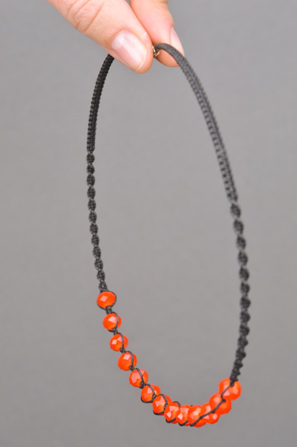 Schwarzes schönes originelles handmade Collier aus Glasperlen und Fäden  foto 3