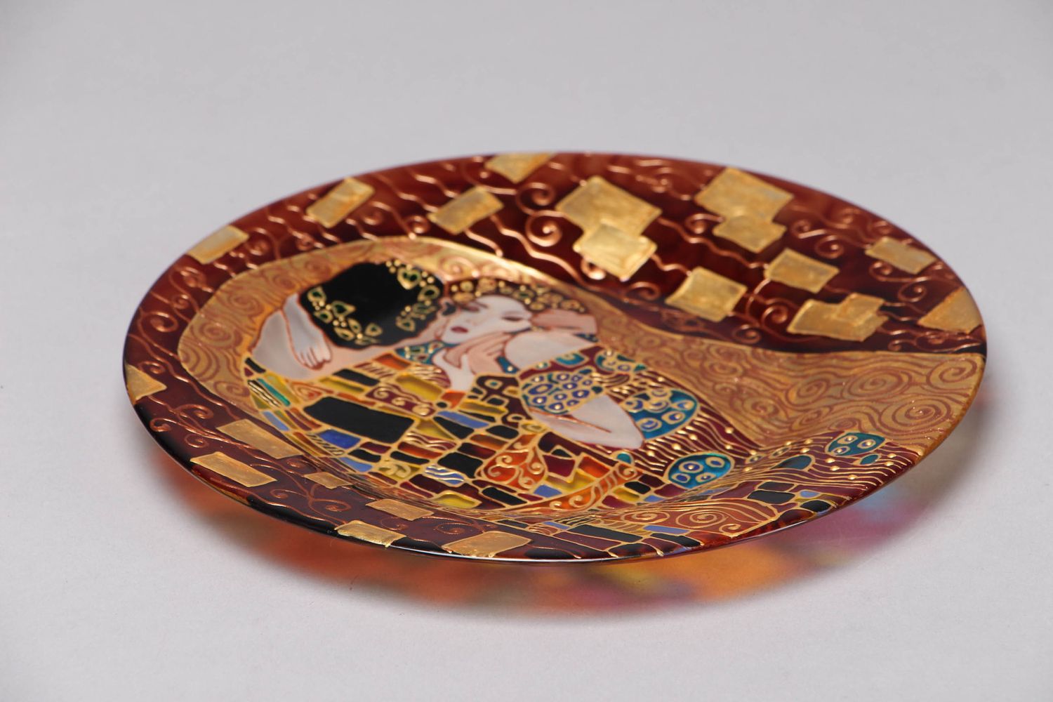 Стеклянная тарелка с витражной росписью репродукция Поцелуй фото 3