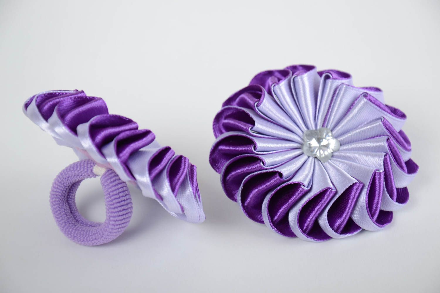 Ensemble d'élastiques à cheveux en satin faits main 2 pièces Fleurs blanc violet photo 2