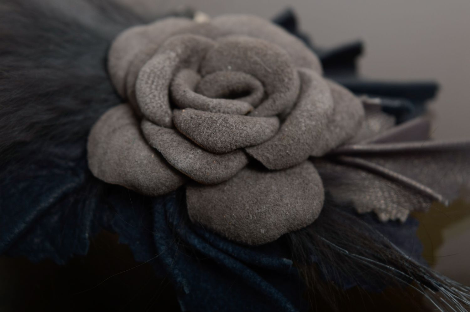 Серая брошь-заколка в виде цветка из кожи с мехом фото 3
