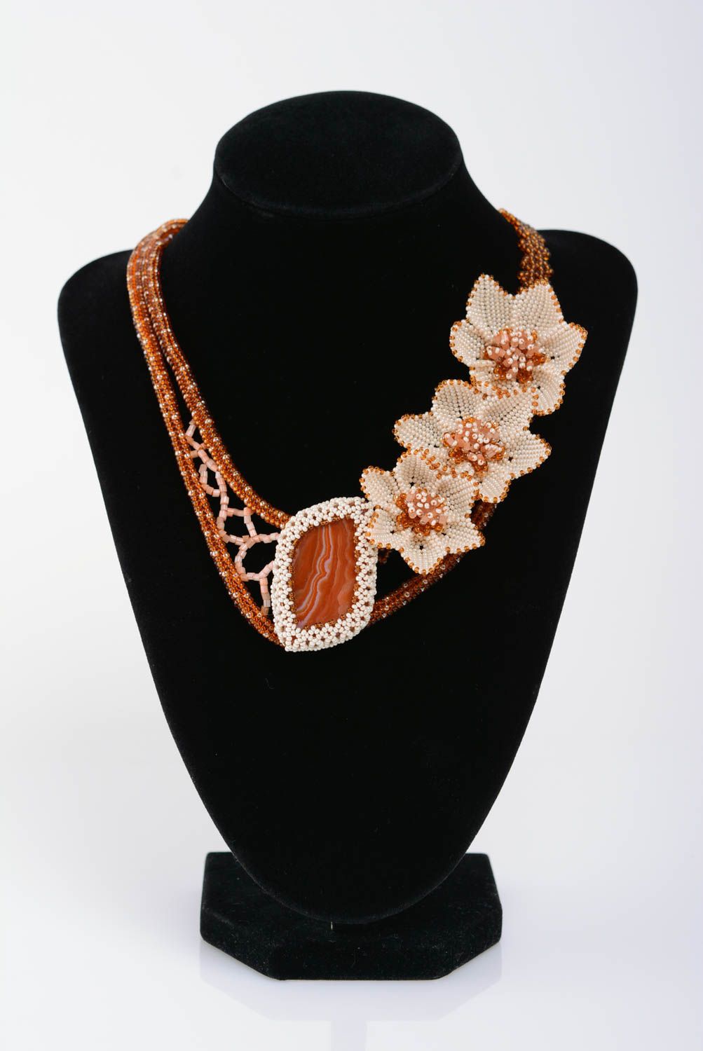 Joli collier en perles de rocaille et pierre naturelle fait main avec fleurs photo 3