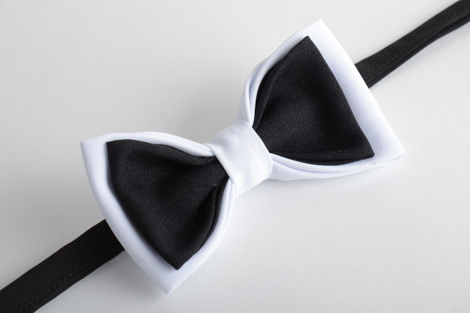 Бело-черный галстук-бабочка из костюмной ткани фото 4