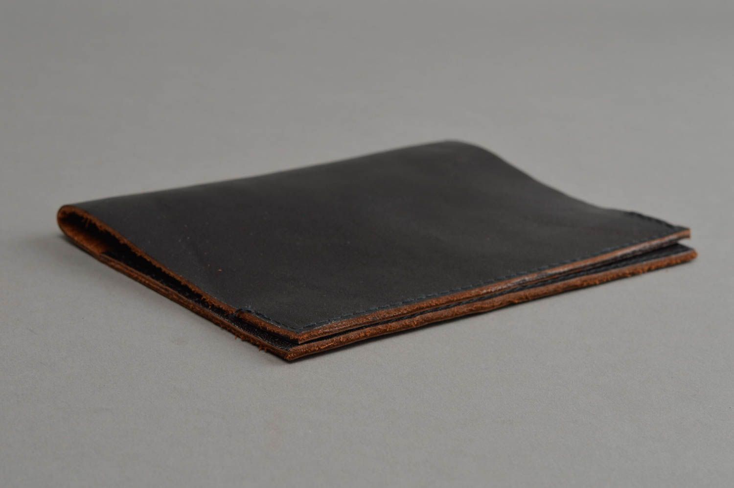 Originelle schwarze handgemachte Passhülle aus Leder Geschenk für Jubiläum foto 2