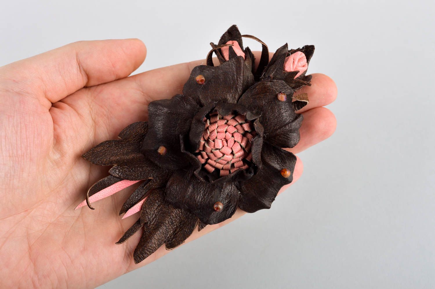 Broche en cuir naturel Accessoire fait main fleur marron Cadeau pour femme photo 4