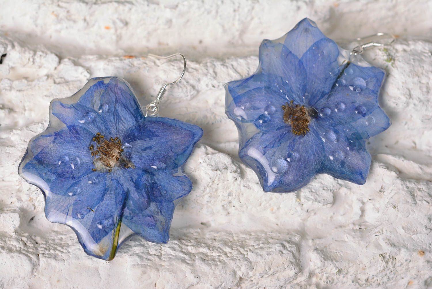 Boucles d'oreilles bleues Bijou fait main résine époxyde fleurs Accessoire femme photo 5