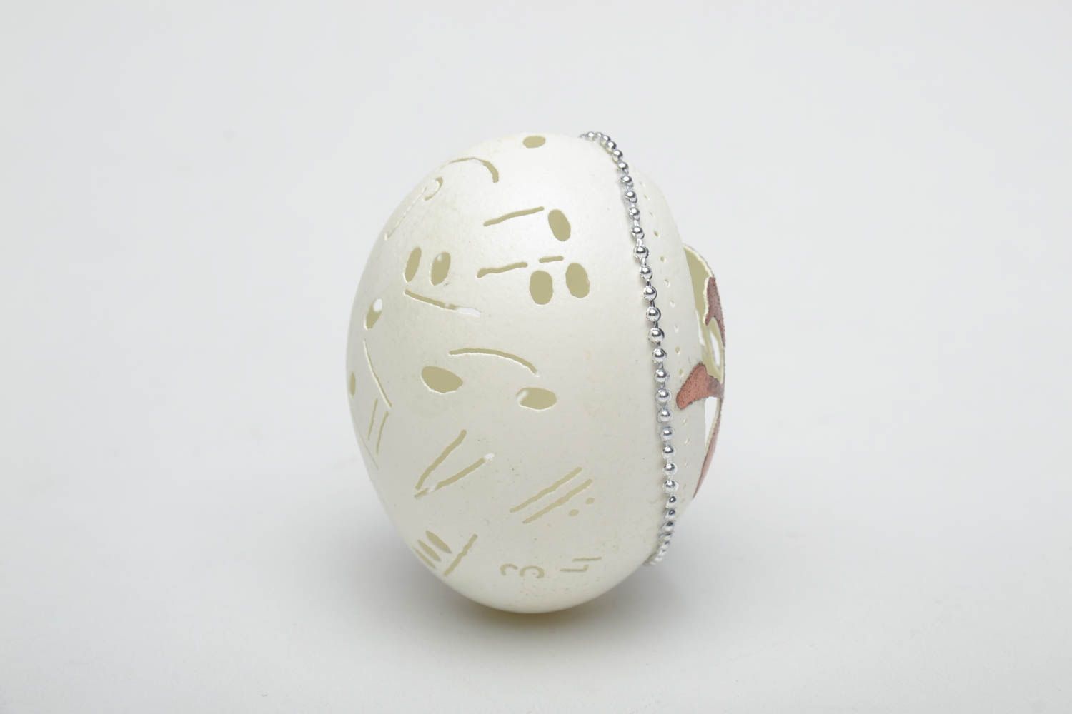 Engraved chicken egg with bird pattern photo 3