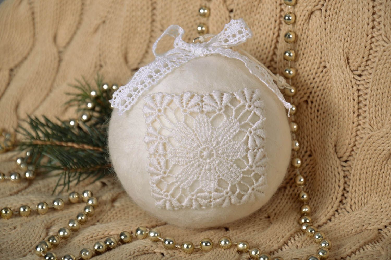 White Christmas tree ball photo 1