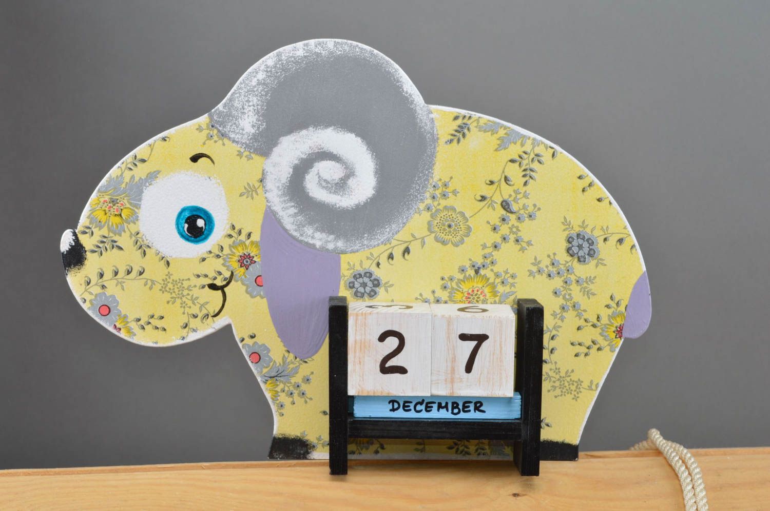 Holz Tischkalender für Kinder in Form von gelbem Schaf handmade Decoupage  foto 2