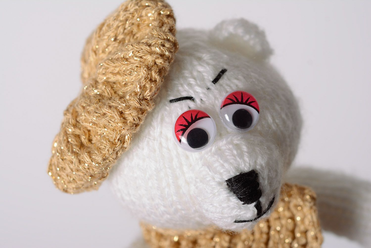 Мягкая игрушка мишка белый вязаный спицами в шапочке и шарфе ручная работа фото 2