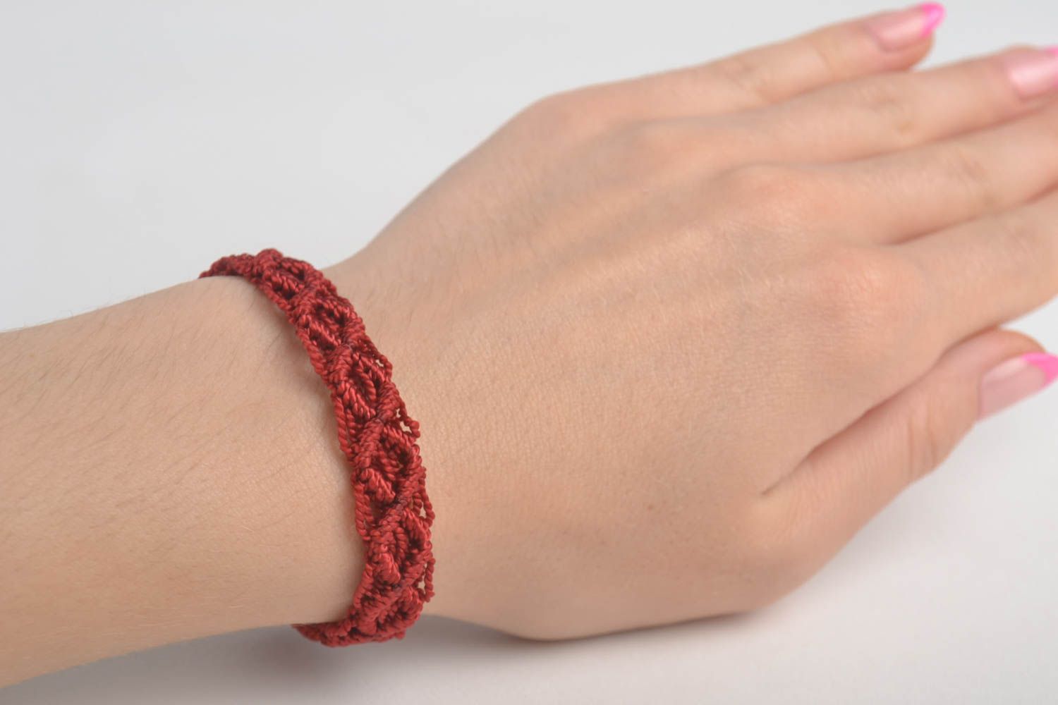 Bracelet textile Bijou fait main Accessoire femme couleur bordeaux stylé photo 1