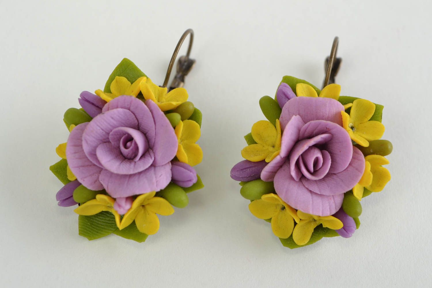Schöne bunte handmade Ohrringe aus Porzellan in Form von Blumen für Sommer foto 3