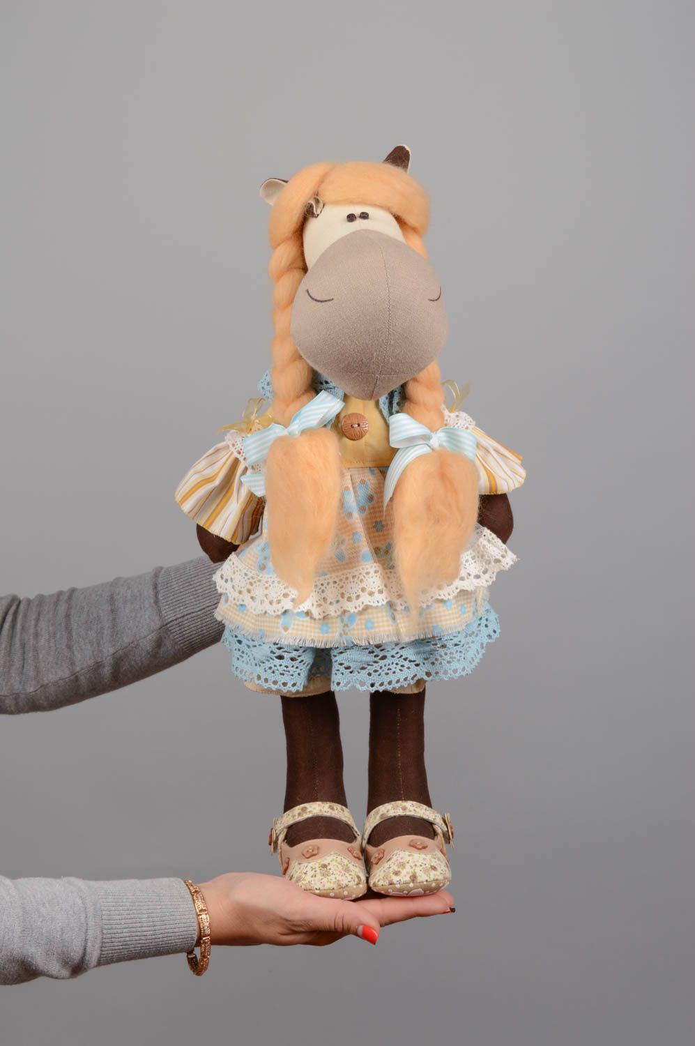 Handmade Stofftier Pferd in Kleidung aus Leinen und Baumwolle für Kind und Dekor foto 5