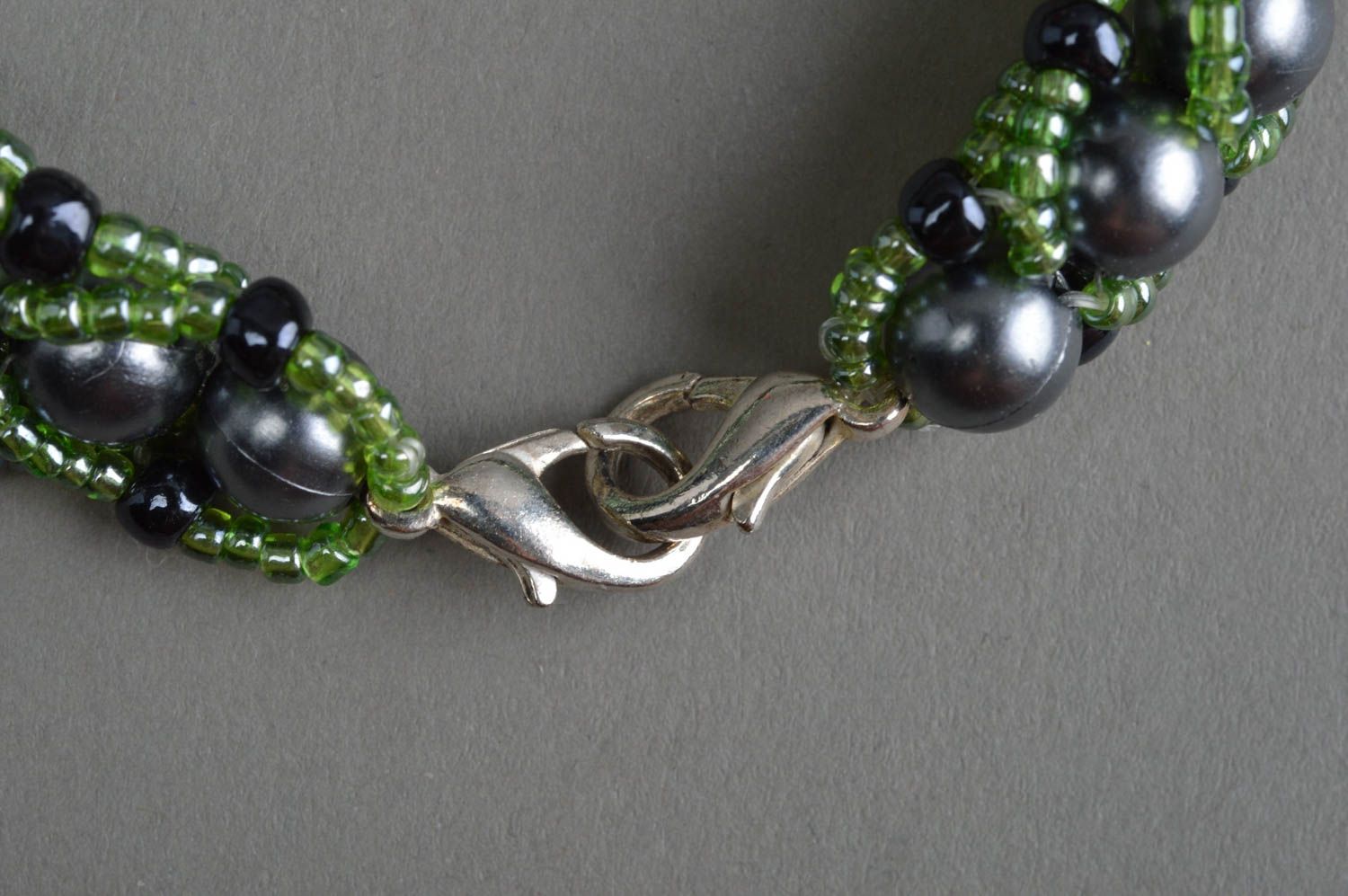 Bracelet en perles fantaisie et perles de rocaille fait main gris vert photo 4