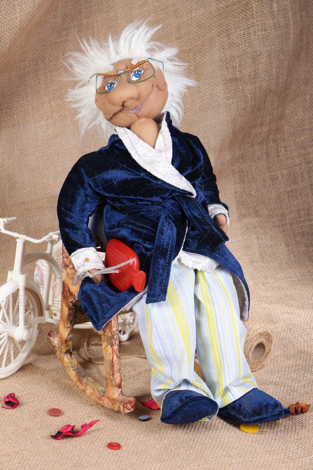Handgemachte Puppe aus Stoff Opa im Sessel foto 5