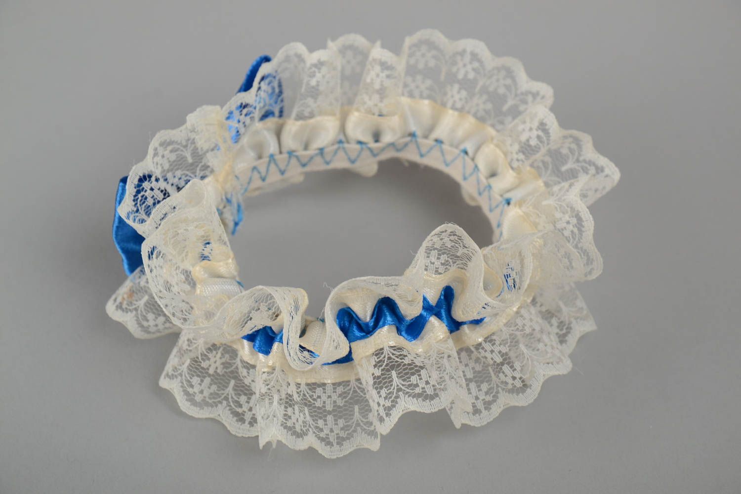 Свадебная подвязка ручной работы кружевная красивая женская белая с голубым фото 4