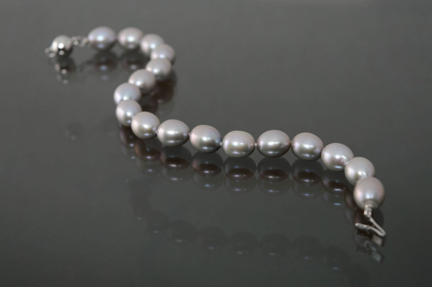 Bracelet en perles grises de créateur fait main photo 2