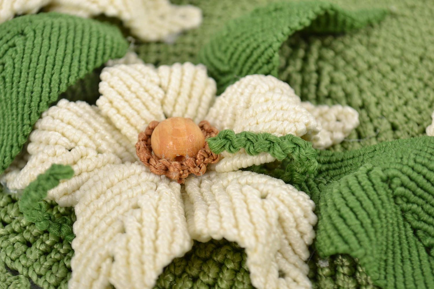 Runde Schatulle aus Fäden Makramee mit Blumen auf dem Deckel in Grün handgemacht foto 3
