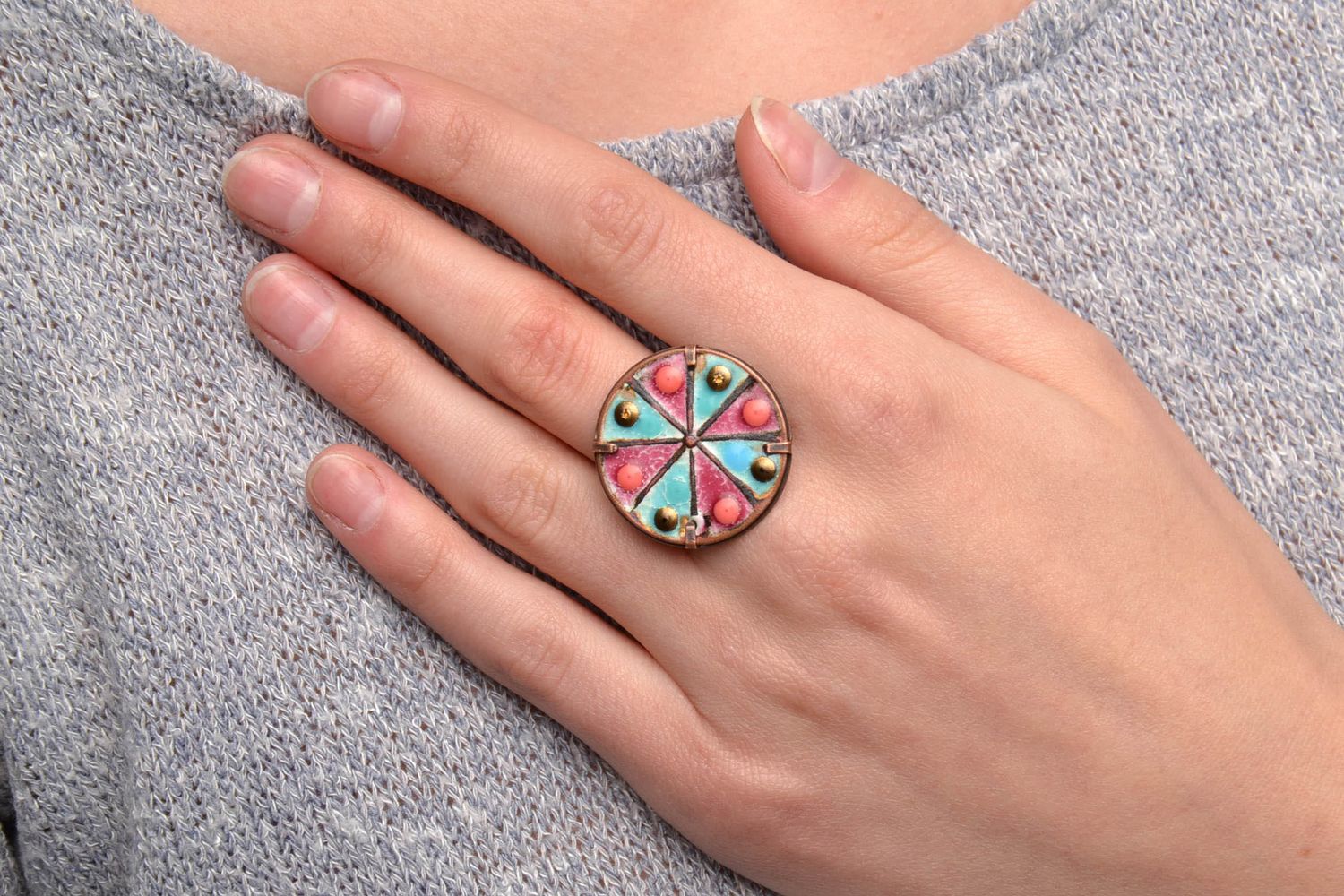 Медное кольцо с эмалью круглое разноцветное фото 5