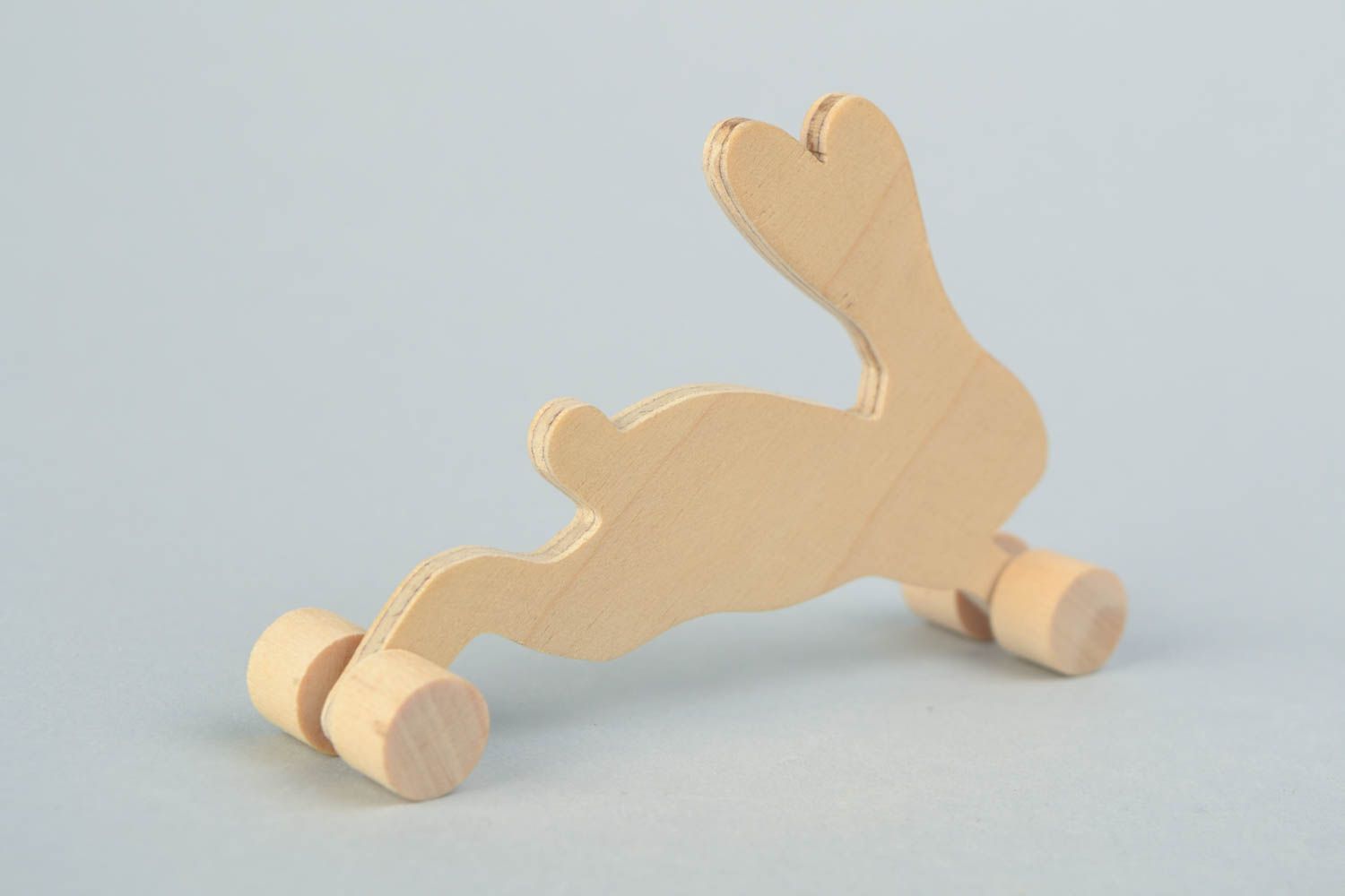 Заготовка для творчества из дерева ручной работы резная игрушка кролик на колесах фото 4