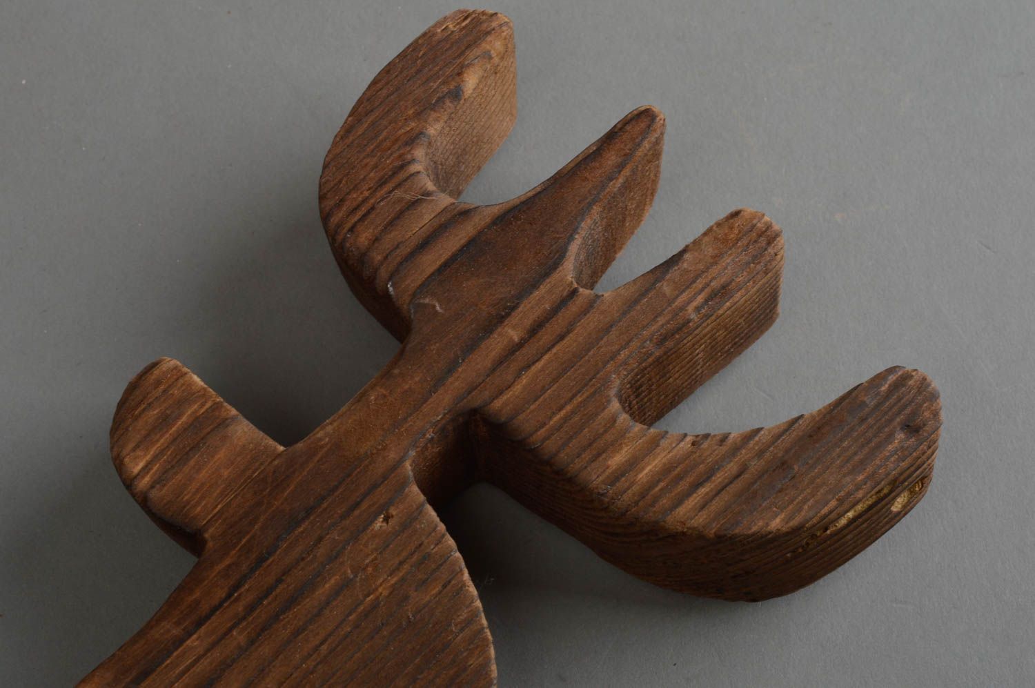 Geschnitzte handgemachte Figurine aus Holz in Form vom Elchen aus Kiefer foto 4