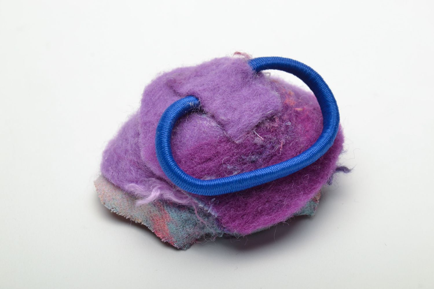 Резинка для волос с цветком в технике валяния фиолетовая фото 4